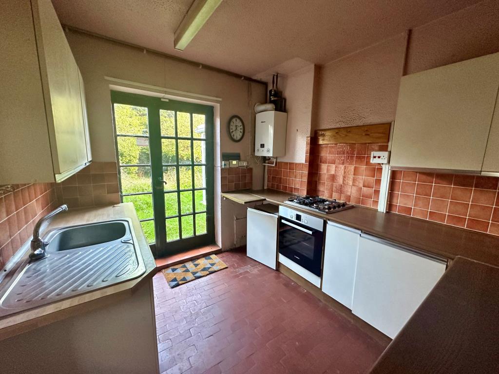 Lot: 129 - FOUR-BEDROOM DETACHED HOUSE FOR REFURBISHMENT - Kitchen